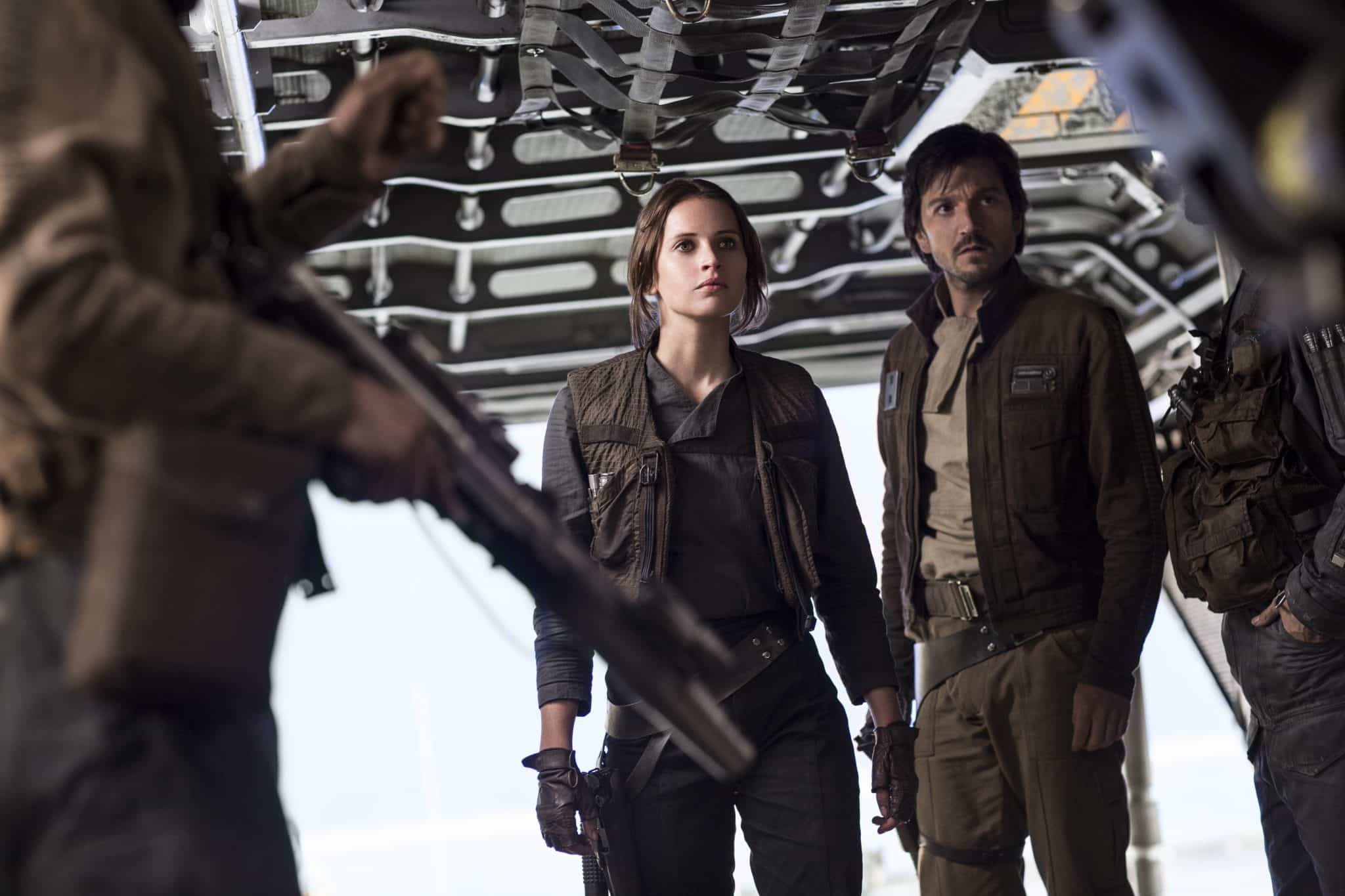 Rogue One: A Star Wars Story..L to R: Jyn Erso (Felicity Jones) and Cassian Andor (Diego Luna)..Ph: Jonathan Olley..©Lucasfilm LFL 2016.