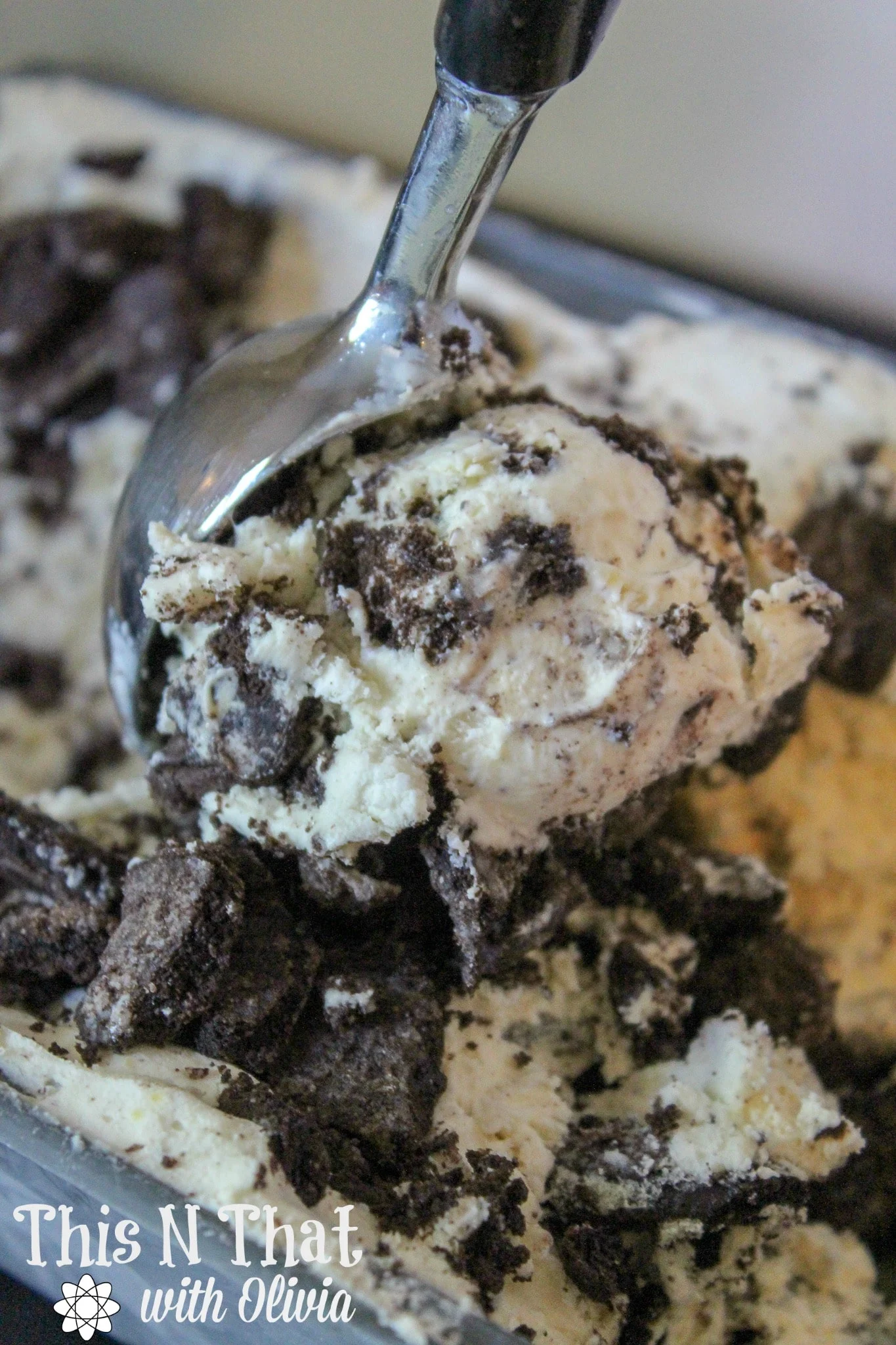 Homemade Cookies N Cream Ice Cream - a delicious homemade treat that the entire family can enjoy after a fun day out in the sun! 